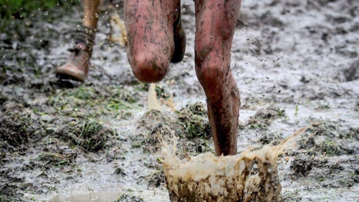 Detalle del paso de uno de los participantes en la 75 edición del Cross Internacional Juan Muguerza.