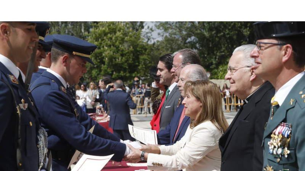 Entrega del título de hijos adoptivos de la ciudad a los alumnos de la academia Básica del Aire.