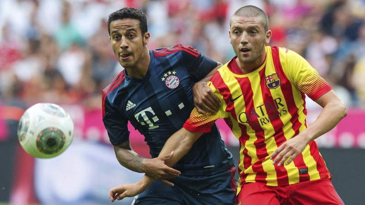El jugador del Bayern Múnich Thiago, hasta hace días una de las perlas del Barcelona, pelea por el balón con su excompañero Ilie durante el amistoso de ayer.