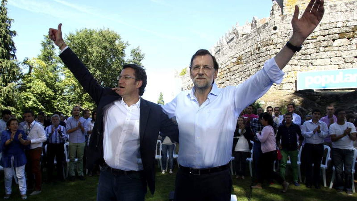 El jefe del Ejecutivo gallego y candidato a la reelección, Alberto Núñez Feijóo, y Rajoy, en el cato de campaña con el que se inició el curso político.