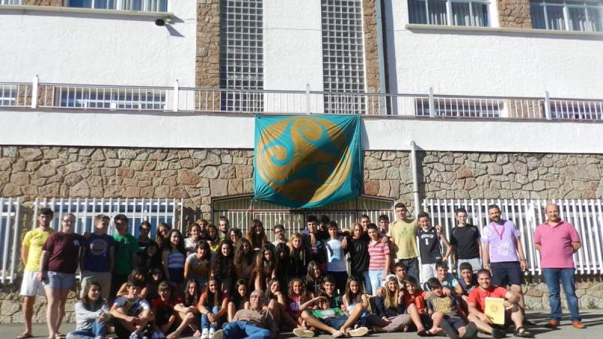 Los niños acampados en el colegio de Santa Lucía de Gordón.