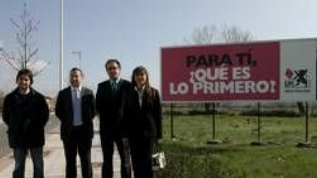 Pardo, Valderas, Chamorro y Cabezas, junto a la pancarta con el eslogan