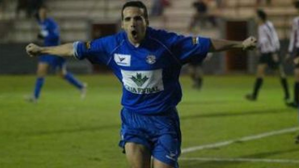 Omar vistió la camiseta del Zamora en la temporada 2005-2006. En la imagen celebra un gol en Santa M
