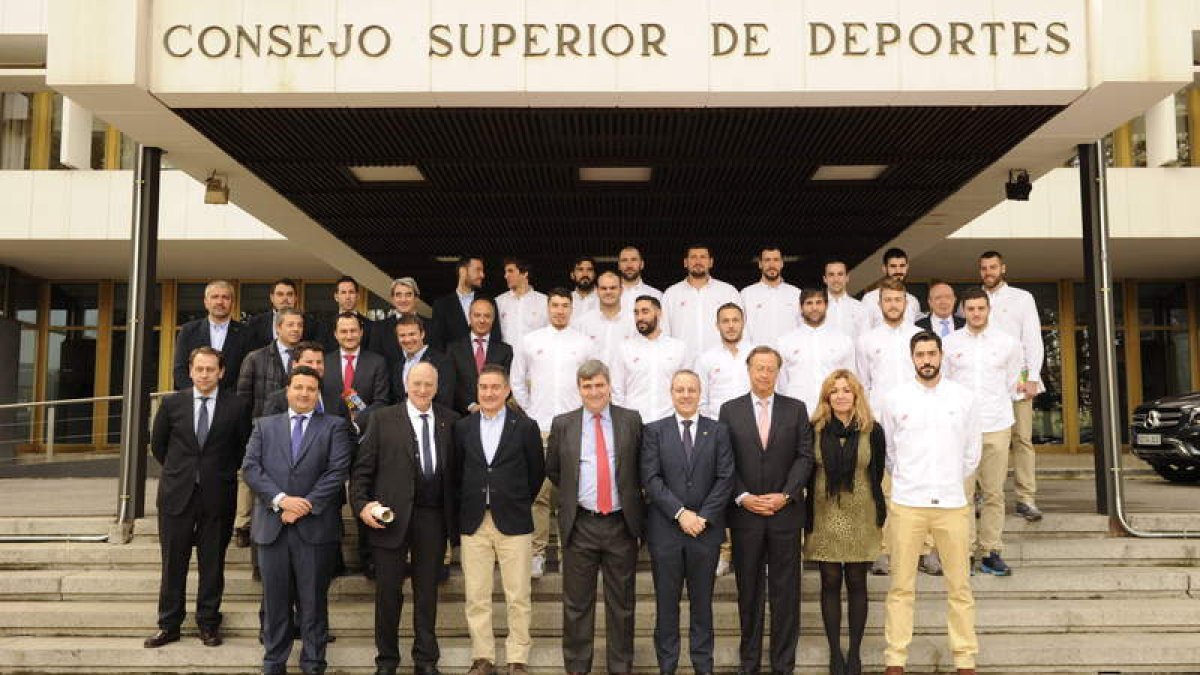 Imagen de familia de la selección, con directivos del CSD y la Federación, en la escalinata del Consejo Superior de Deportes.