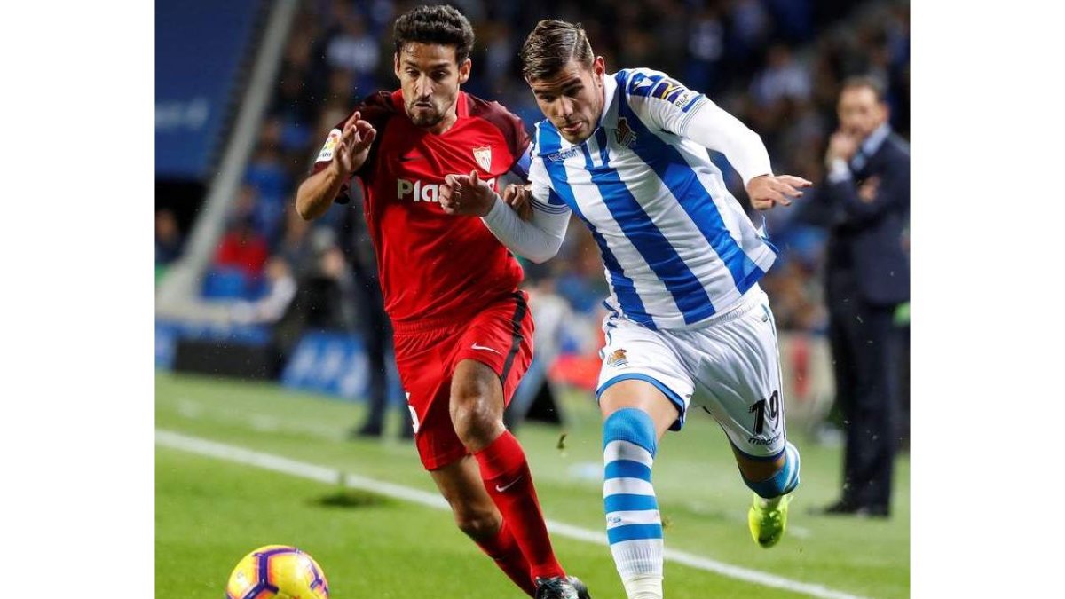 Navas y Theo Hernández luchan por el balón durante el Real Sociedad-Sevilla. JUAN HERRERO