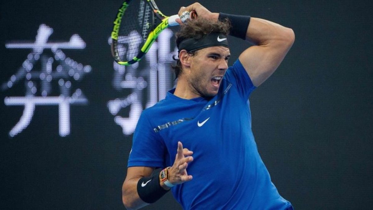 Nadal golpea una bola durante el partido contra Dimitrov, este sábado en Pekín. /
