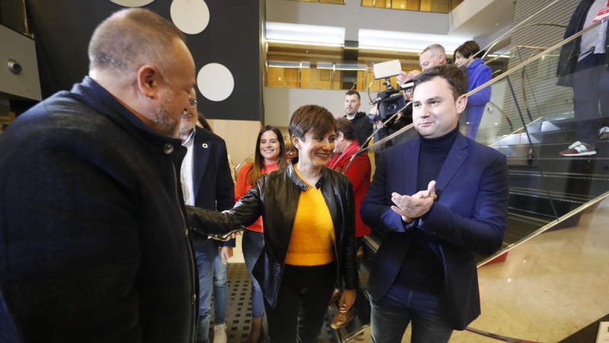 Courel y Cendón, ayer, con la ministra Isabel Rodríguez, en el mitin de Ponferrada. ANA F. BARREDO