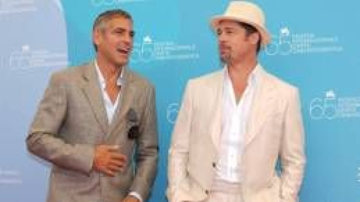 Los actores George Clooney y Brad Pitt, protagonistas de «Quemar después de leer»