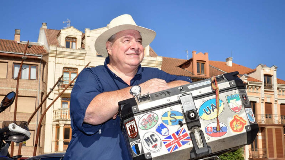 El aventurero argentino Emilio Escotto estará hoy en el Teatro Municipal de La Bañeza. DANIEL PISABARRO