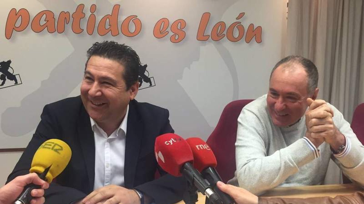 Luis Mariano Santos y Eduardo López Sendino, ayer. DL