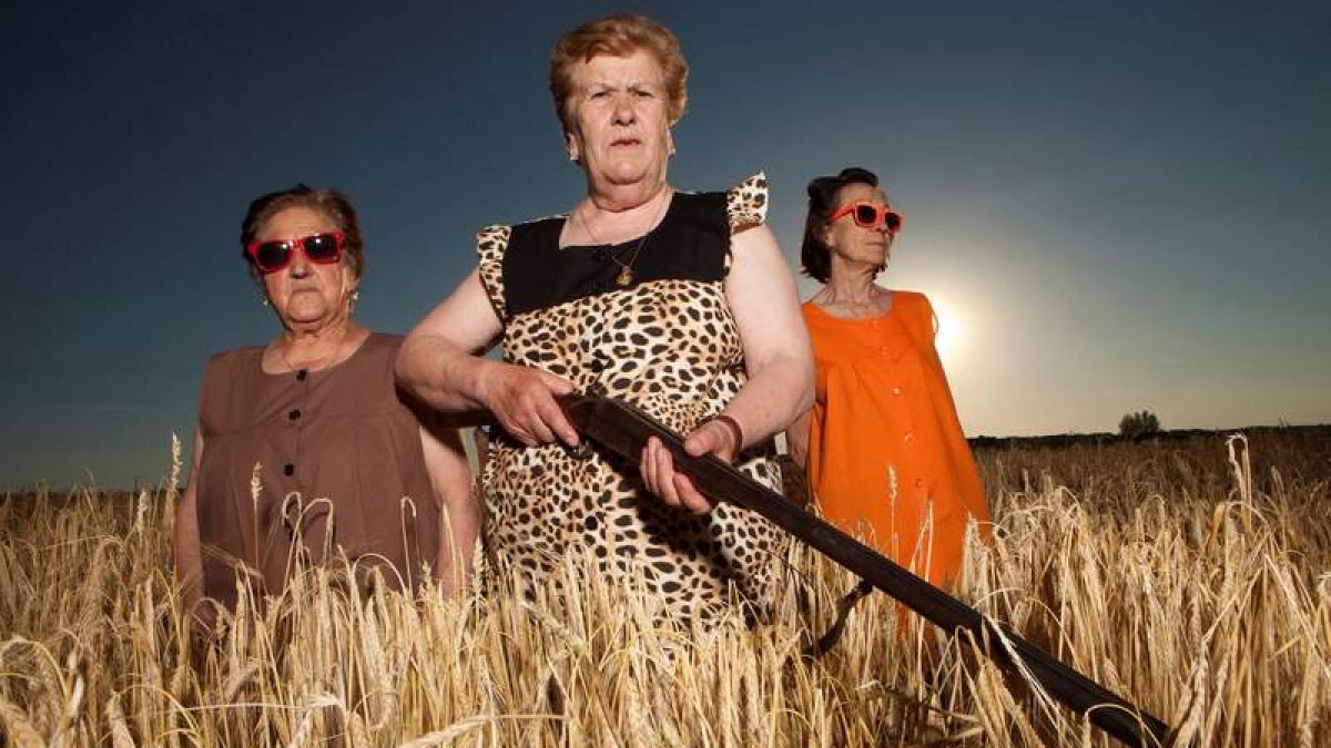 Mujeres de un pequeño pueblo de Palencia protagonizan todo un homenaje a la bata. LUCÍA HERRERO