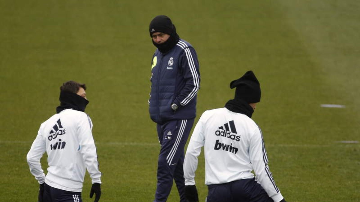 Özil y Khedira realizan ejercicios en el entrenamiento del Madrid ante la mirada de Mourinho.