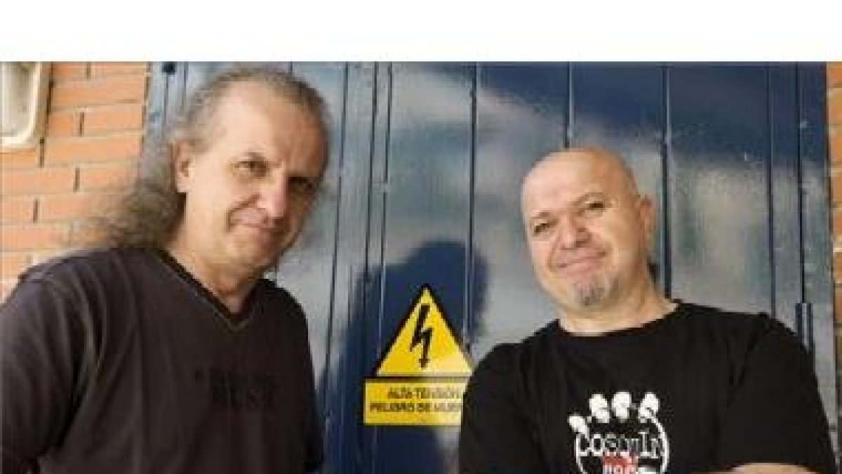 Los hermanos, Armando (i) y Carlos De Castro (d), tras la entrevista concedida por la presentación.