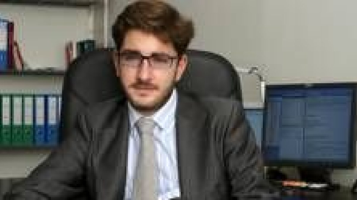 Manuel Muñiz, joven abogado leonés, en su despacho de Madrid