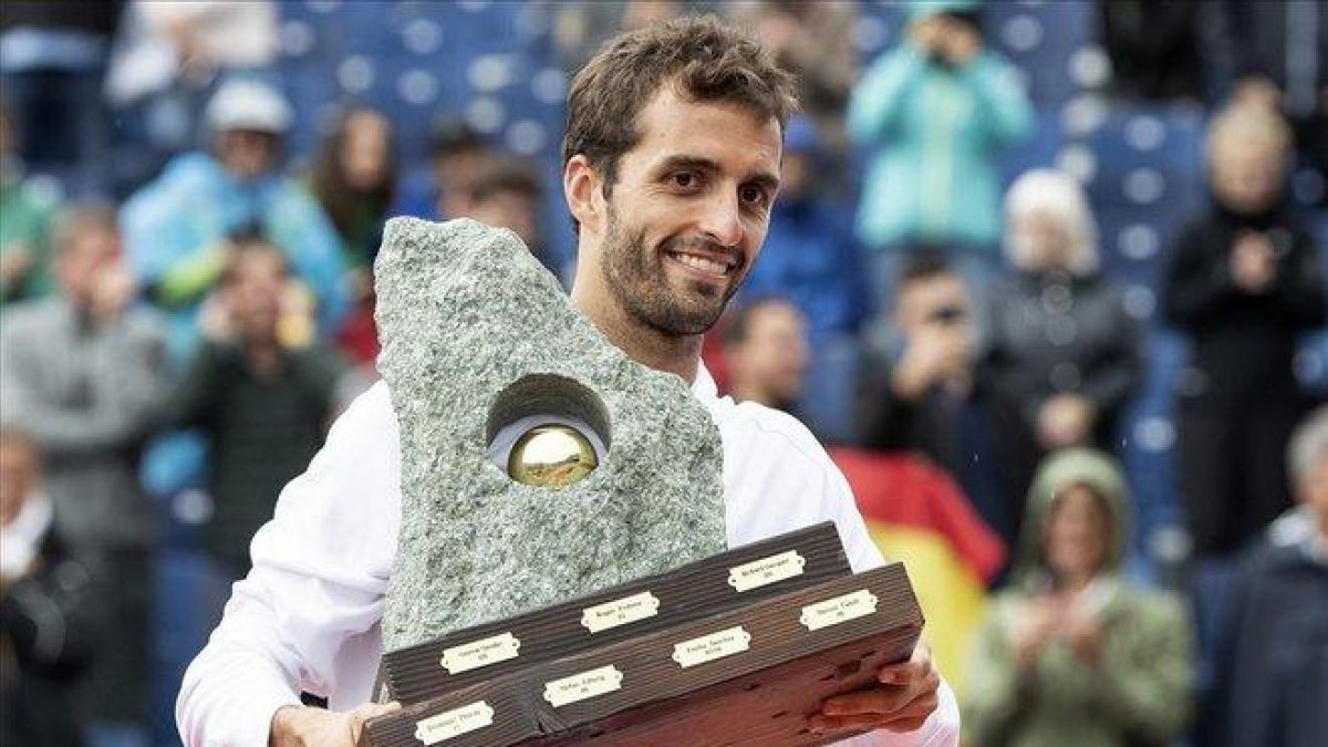 El tenista Albert Ramos con el trofeo del Torneo de Gstaad.