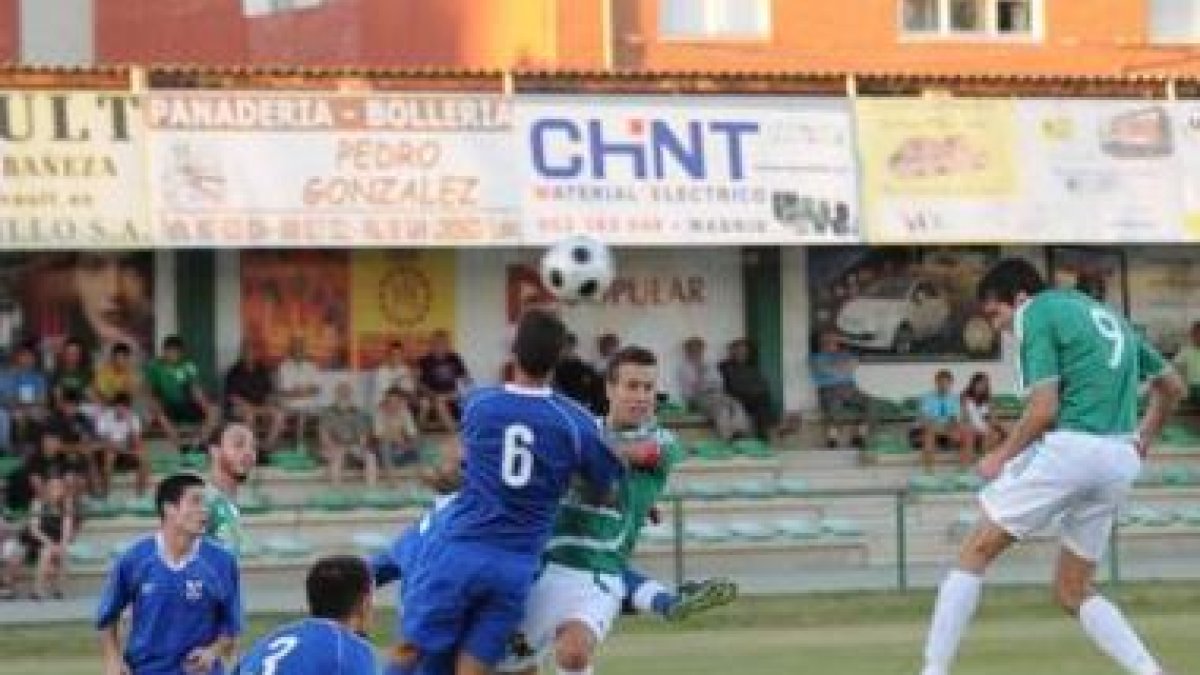 Miguel saca de cabeza bajo los palos el remate de Alberto.
