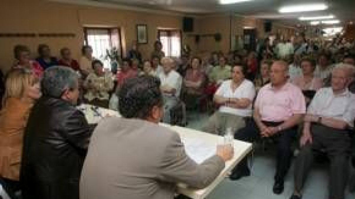 Concha Rodríguez, Miguel Martínez y Alfredo Villaverde explicaron a los vecinos el proyecto