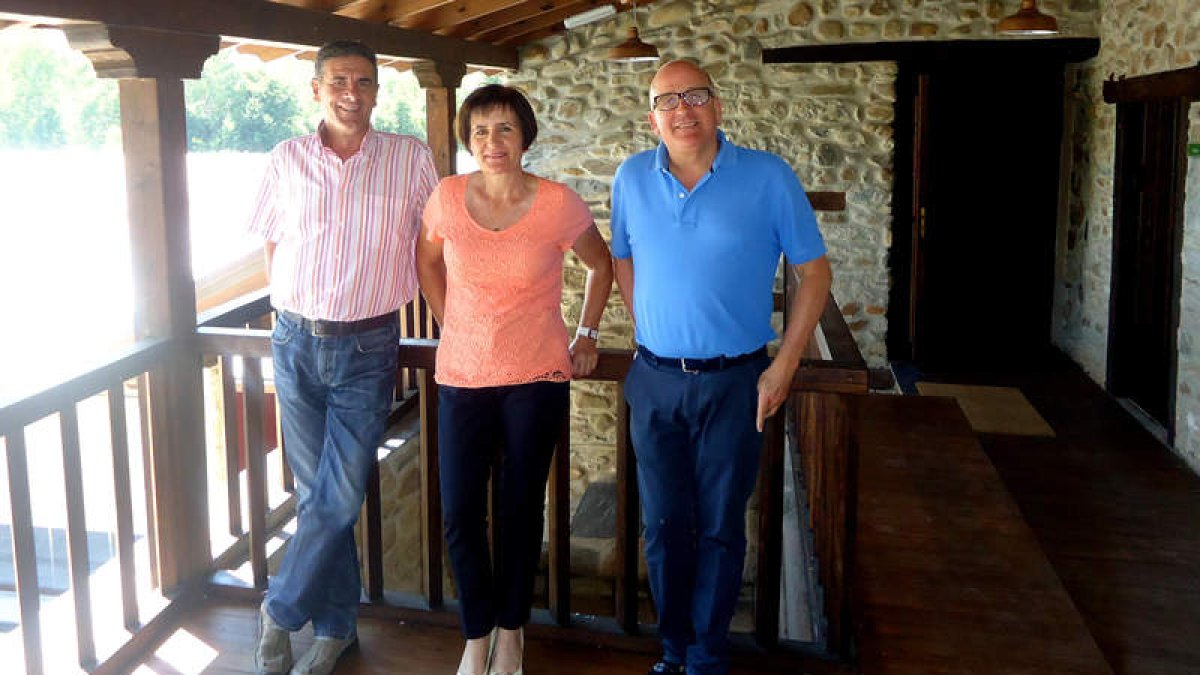 Dolores Amigo, flanqueada por Pedro García y Óscar Ramos en la sede de Carracedelo.