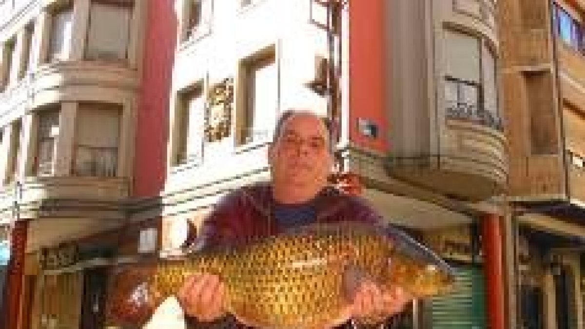 Guillermo Magán posa con el impresionante ejemplar de carpa que pescó