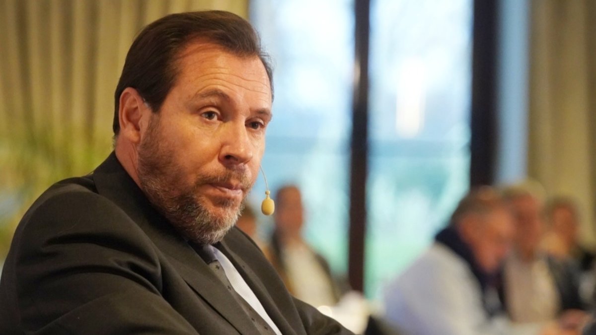 El ministro de Transportes y Movilidad Sostenible, Óscar Puente, interviene en el foro ‘Conversaciones políticas con Óscar Puente’, que organiza el Club de Prensa de El Mundo-Diario de Castilla y León. ICAL