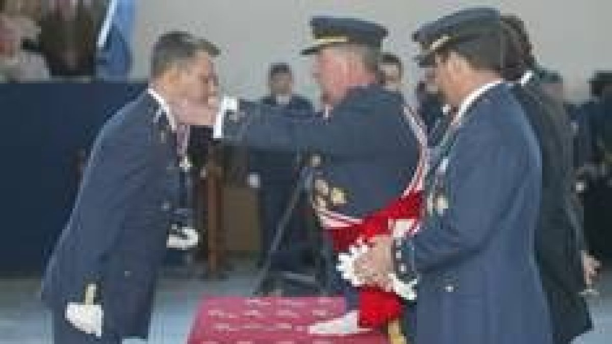 Los alumnos durante la jura común de la bandera en el hangar de la Academia Básica del Aire