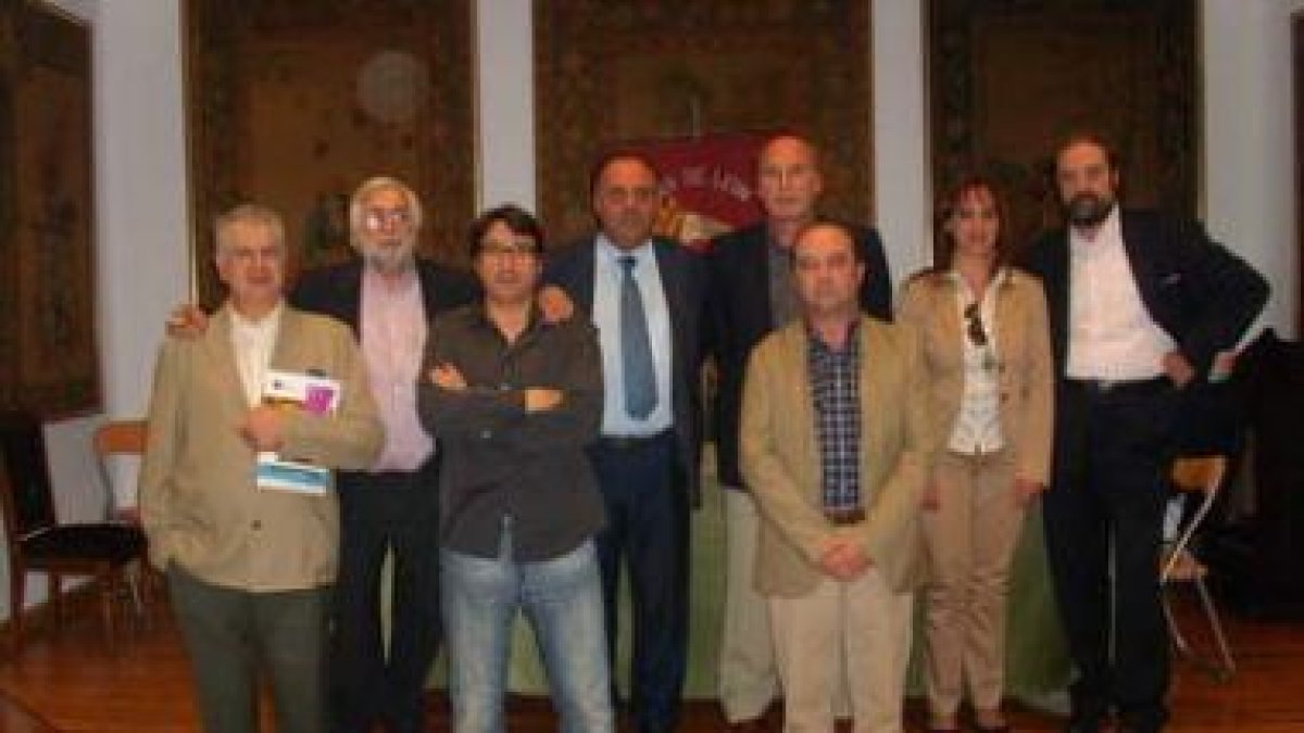 Los integrantes de la plataforma por la defensa de San Lorenzo, el pasado viernes en Madrid.