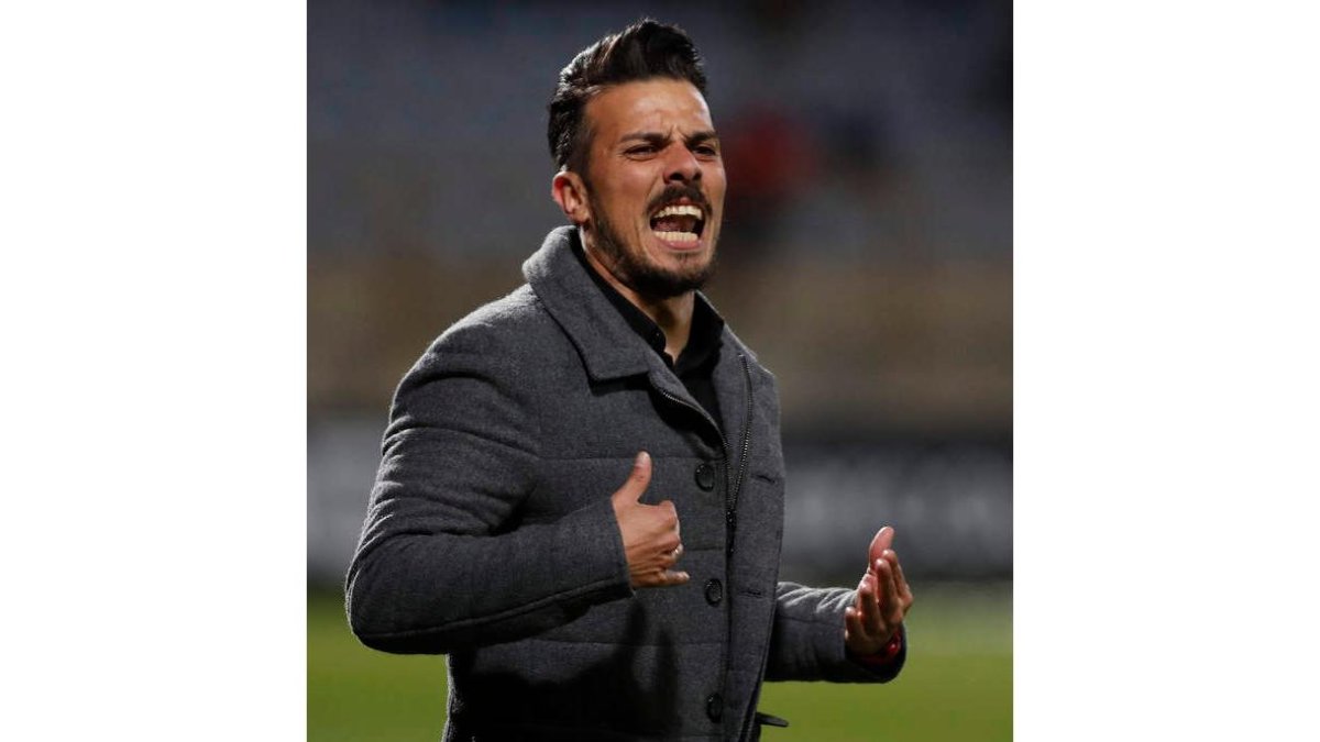 Rubén de la Barrera dando instruccciones a sus jugadores durante un lance de un encuentro. JESÚS