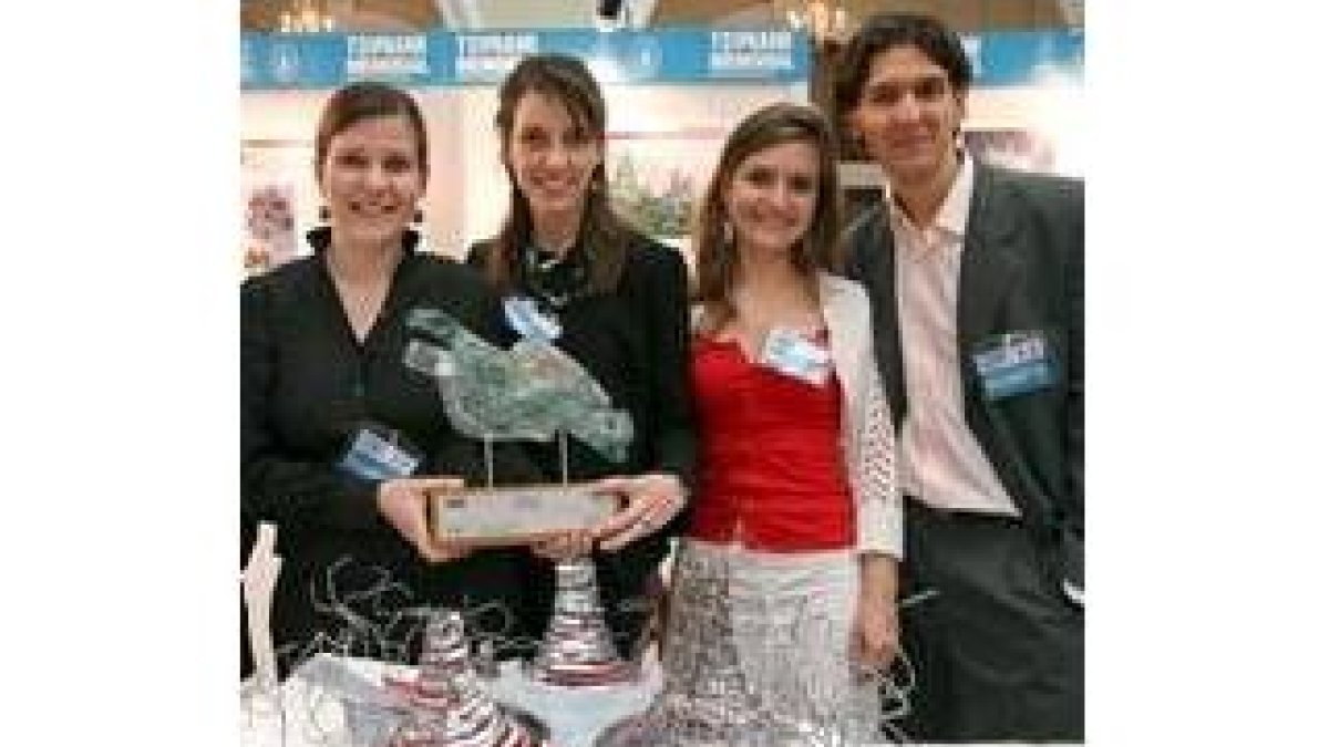 El equipo de arquitectos españoles posa junto a su maqueta