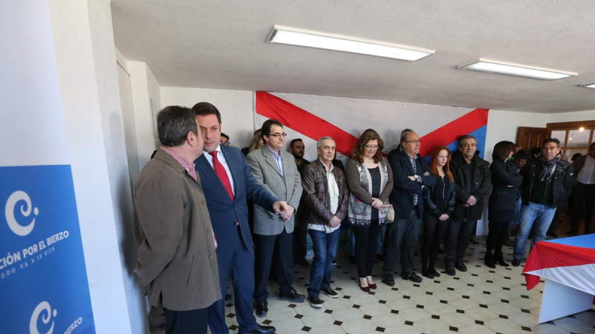 Miembros de la coalición en el transcurso de su acto de presentación en Ponferrada.