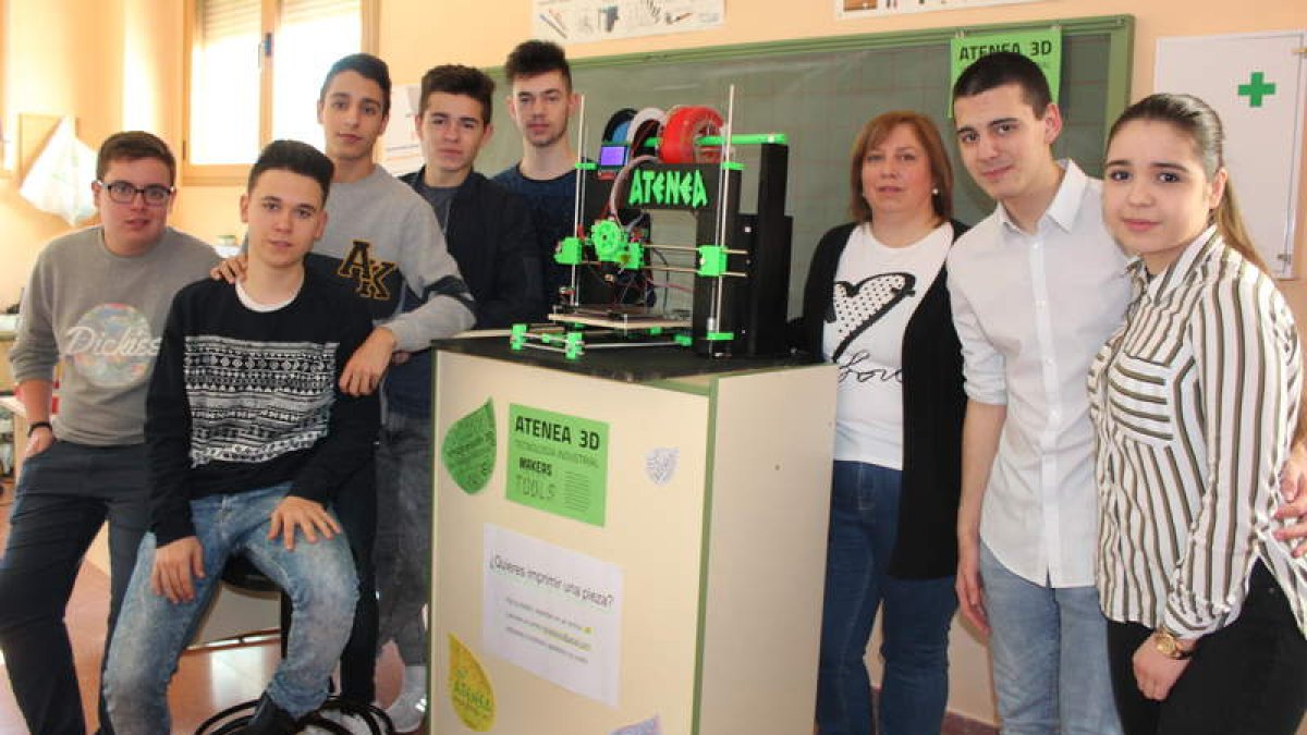La profesora Isabel Benavides, junto a los alumnos de la asignatura de Tecnología Industrial I.