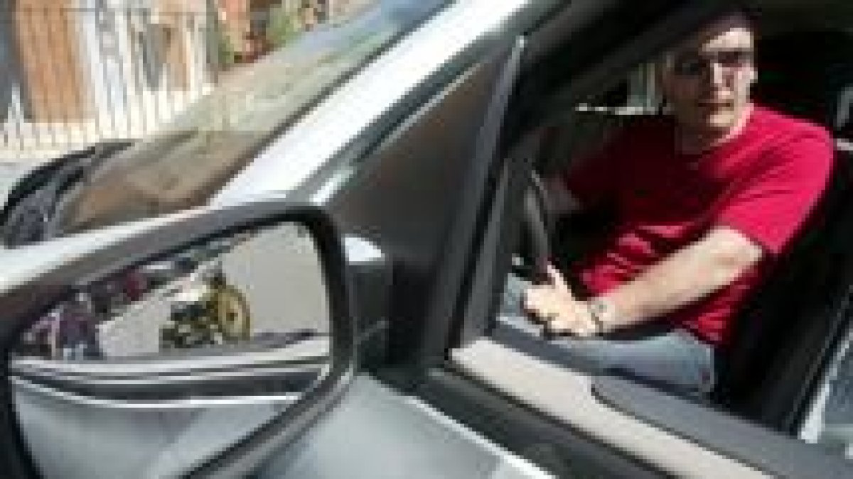 El vehículo cuenta con una serie de dispositivos para facilitar la conducción a los minusválidos