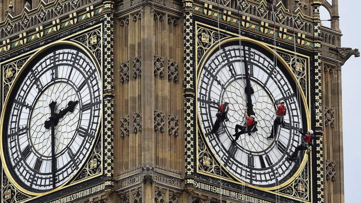 Cuatro operarios suspendidos con cuerdas del reloj del Big Ben limpiarán sus cuatro caras hasta el jueves