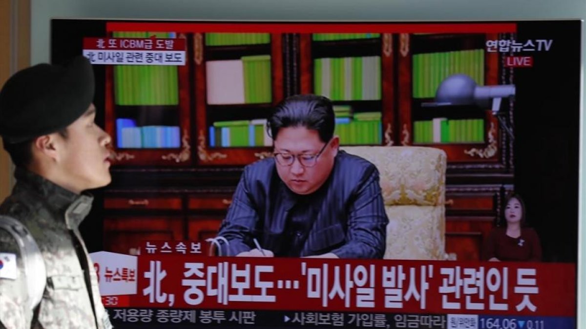 Surcoreanos ven un reportaje televisivo en vivo que muestra el anuncio especial de Corea del Norte de que ha probado con Éxito un misil balistico intercontinental.