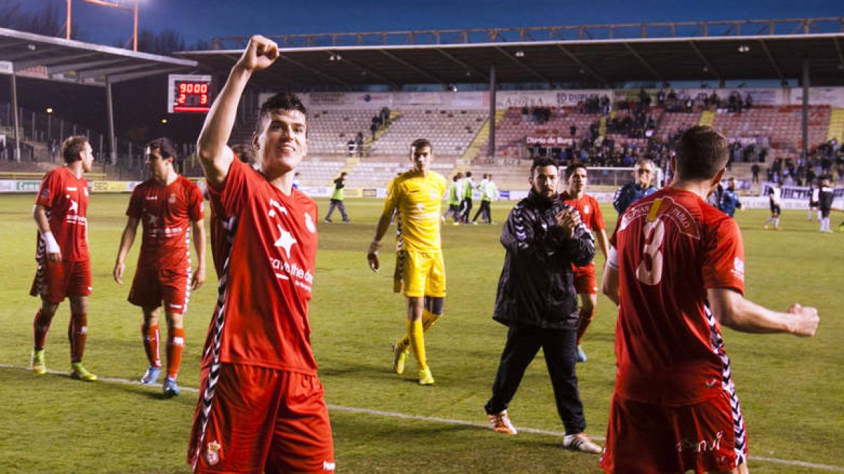 El jugador de la Cultural Gonzalo celebra con el puño derecho en alto la victoria de su equipo en El Plantío frente al Burgos CF en un encuentro en el que Aketxe y Orodea, detrás, fueron los protagonistas.
