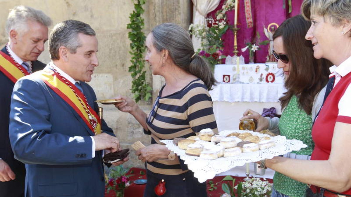 Gutiérrez junto a las mujeres de Tenada, que pedían «una perra para San Juan».