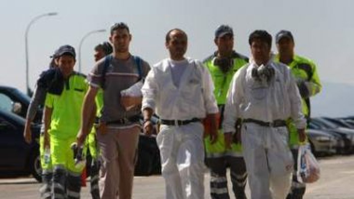 Trabajadores de la factoría de LM Glasfiber del polígono industrial de La Llanada, en Santo Tomás de