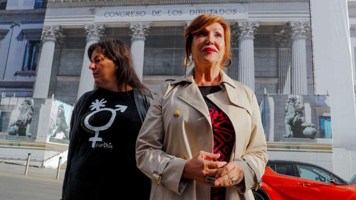 La presidenta de la Plataforma Trans, Mar Cambrollé (d) y la de Euforia, Natalia Aventín, ayer. LUIS MILLÁN