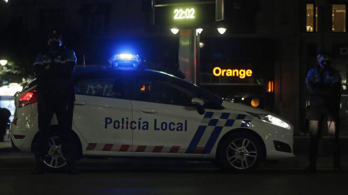 Agentes de la Policía Local durante un servicio nocturno. DL
