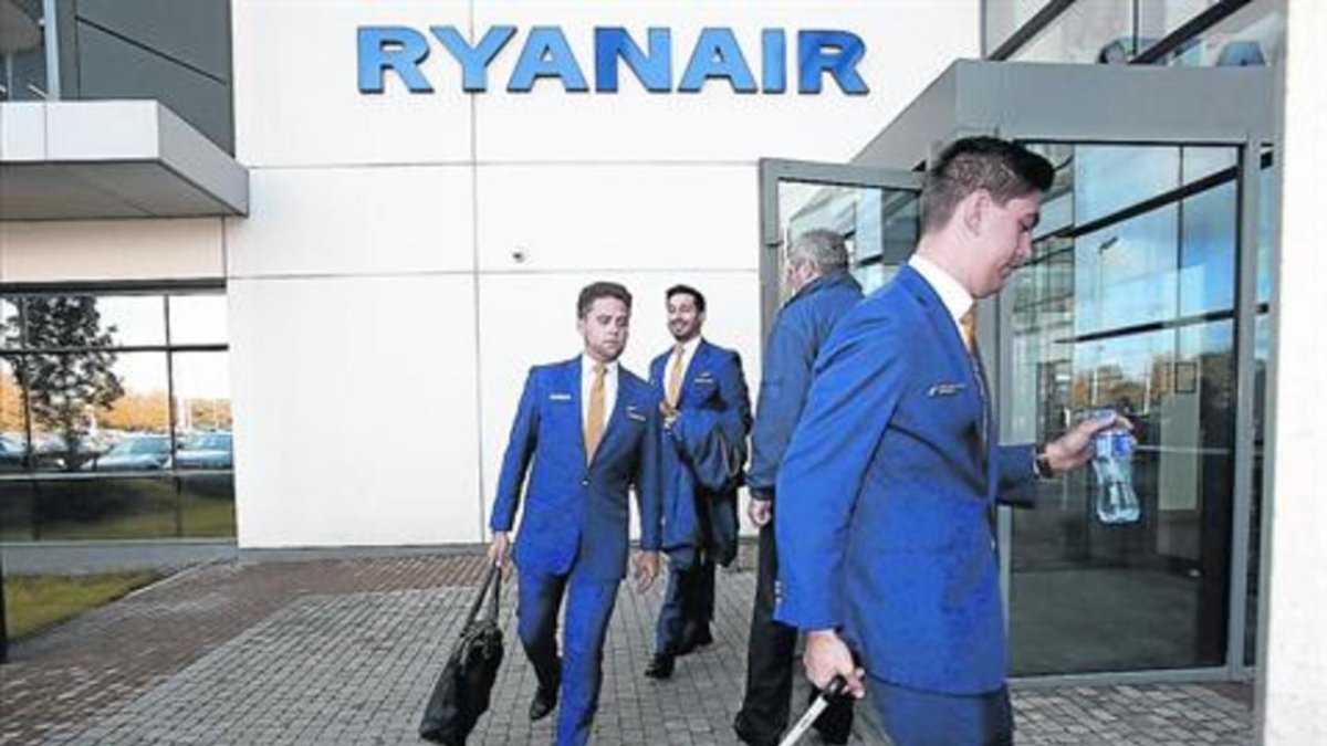 Un equipo de vuelo sale de las oficinas de Ryanair en Dublín, el viernes pasado.