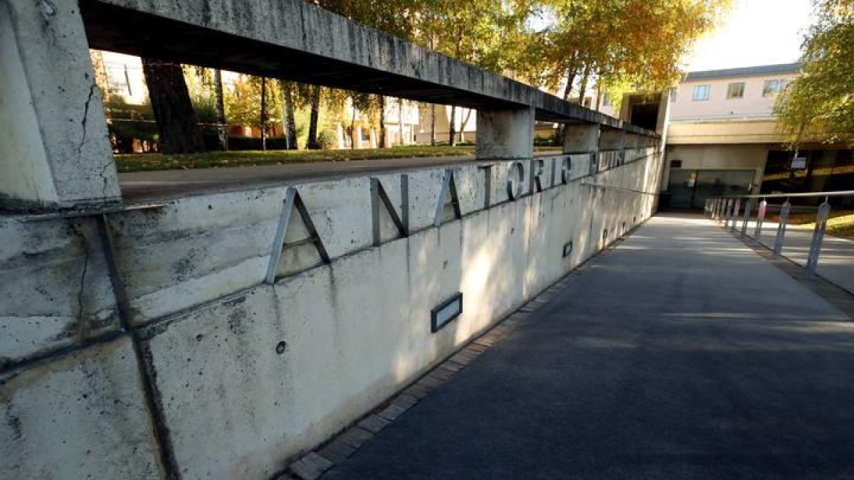 Acceso al tanatorio de la capital leonesa.
