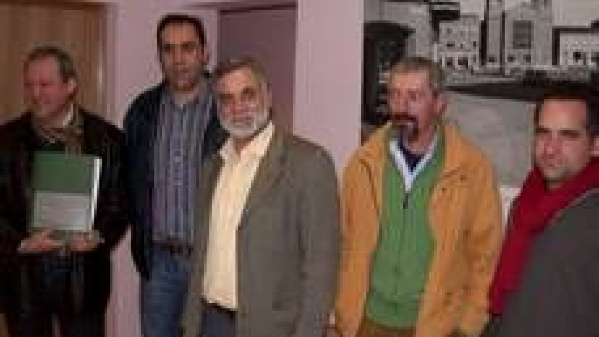 Integrantes de Ucogal junto al alcalde de Villarejo de Órbigo, Carlos Mayo (en el centro)