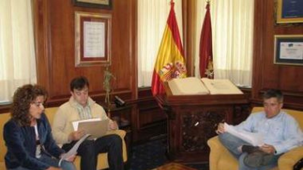 El presidente de Baloncesto León, en el centro, con Natalia Rodríguez Picallo y el alcalde Francisco