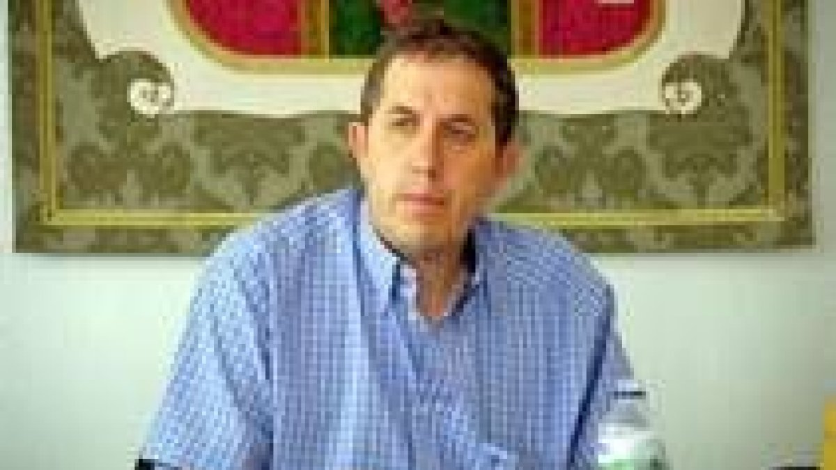 José Manuel Lora compagina sus actividades como alcalde de Sahagún con las de entrenador de voley