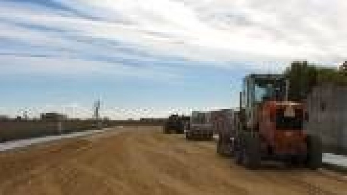 Máquinas trabajando esta semana en el vertido de la zahorra en las calles del polígono industrial