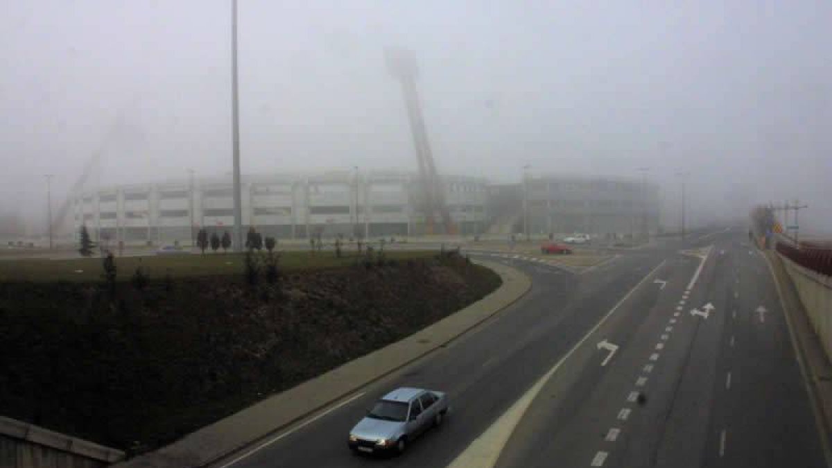 Niebla en las inmediaciones del campo de fútbol de León.