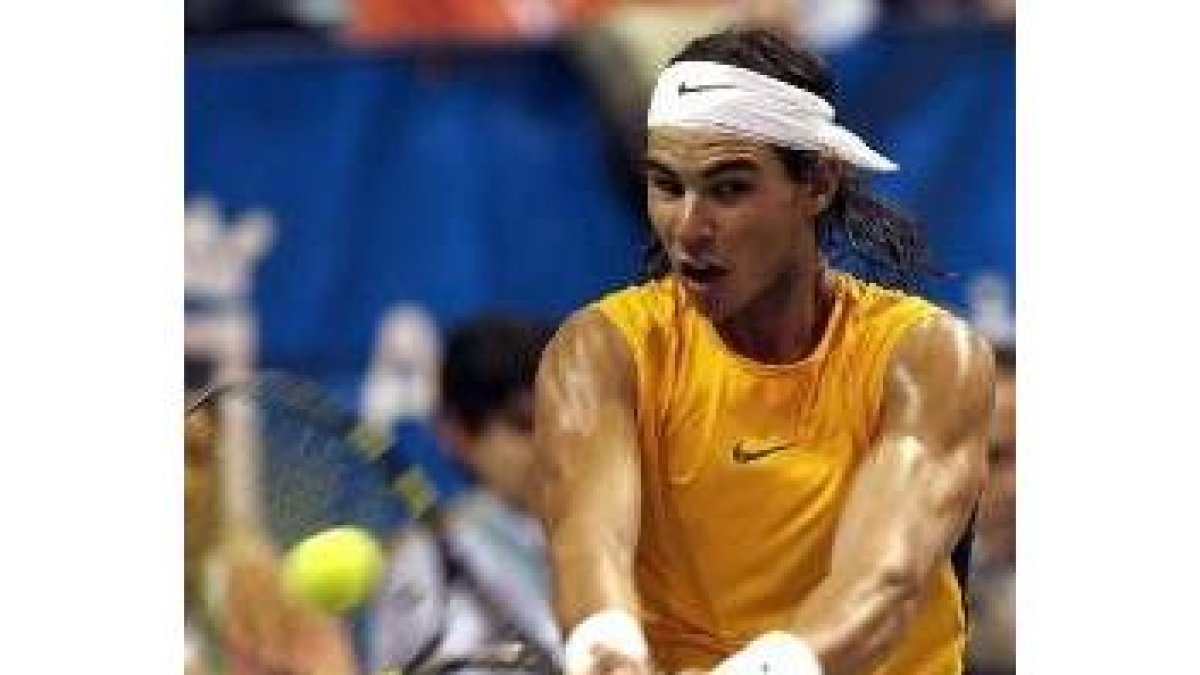 El tenista manacorí devuelve una bola a Ferrer