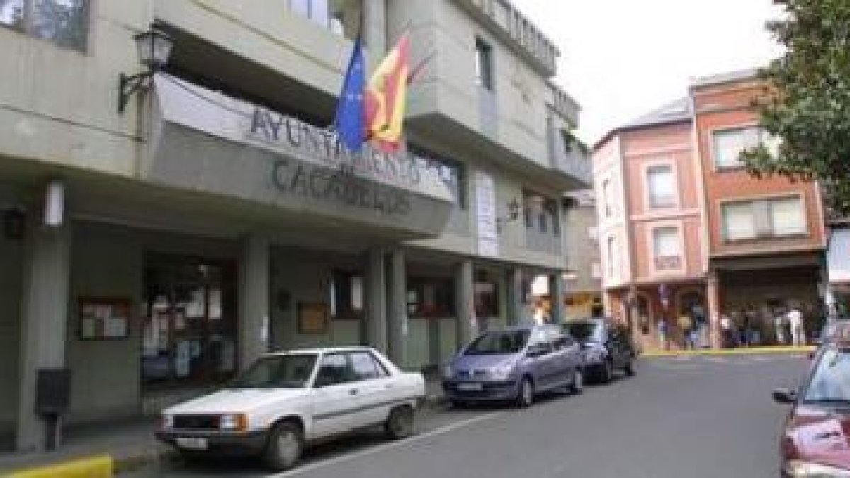 La Casa Consistorial de Cacabelos y la plaza en una imagen de archivo.