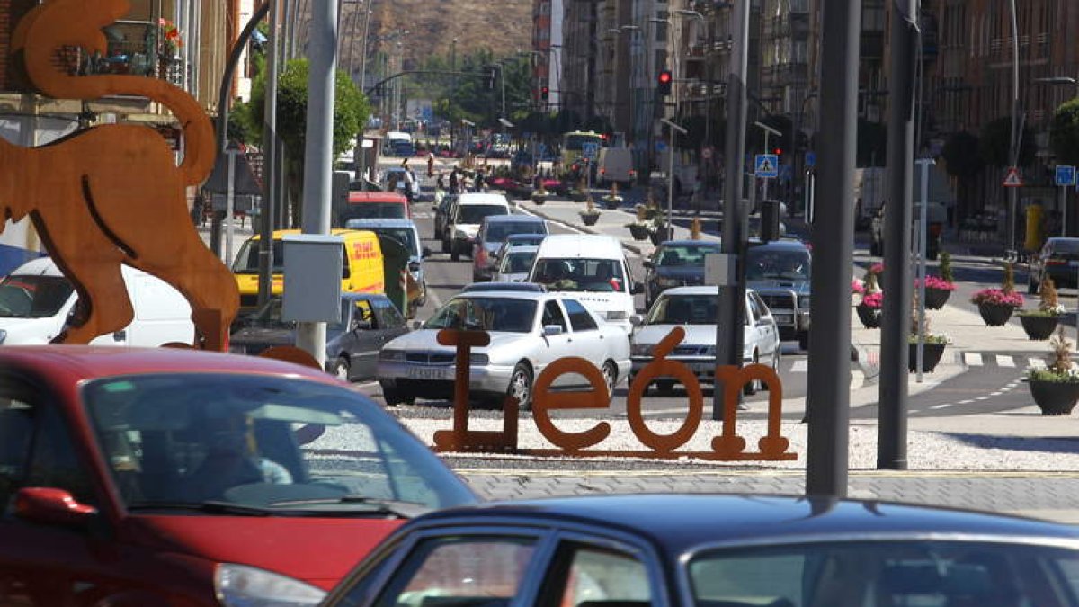 El Ayuntamiento de León podrá restringir el tráfico si hay contaminación por ozono. RAMIRO