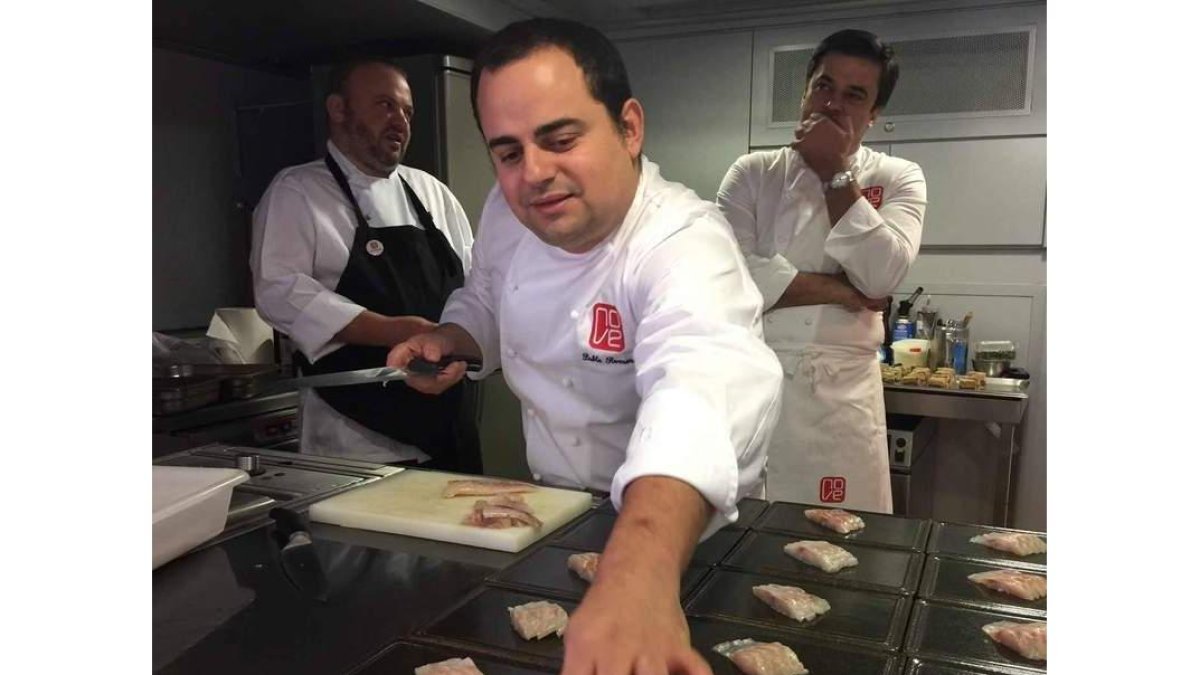 Cocineros del grupo gallego en medio de los fogones. DL