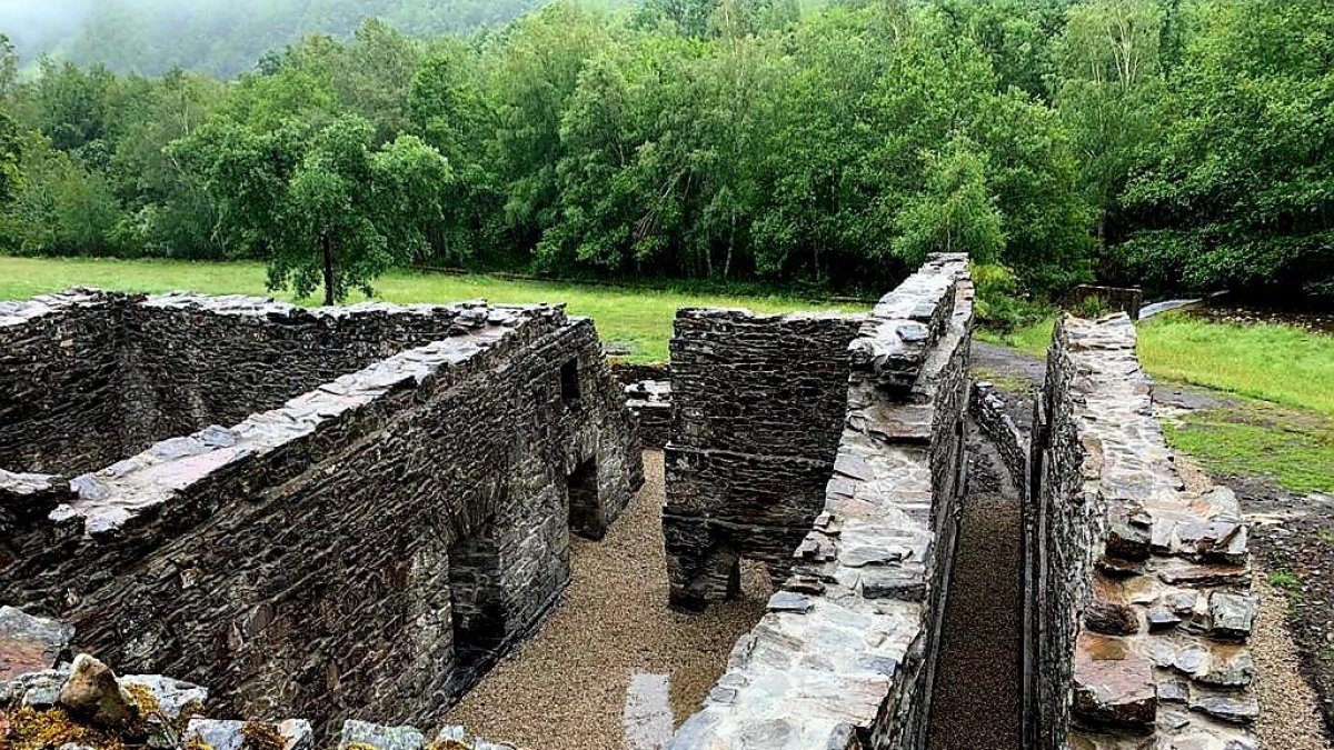 Los muros de esta herrería de 1788 han sido de nuevo afianzados para rememorar su uso industrial. DL